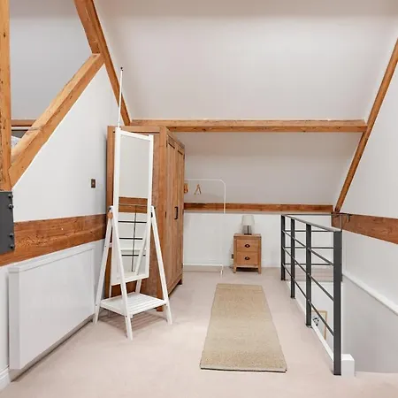 Central Loft With Free Parking ليدز