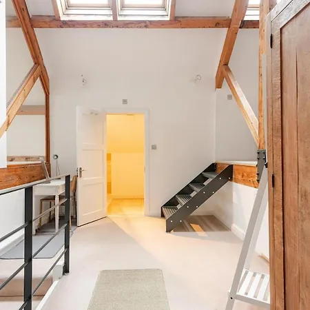 Central Loft With Free Parking *